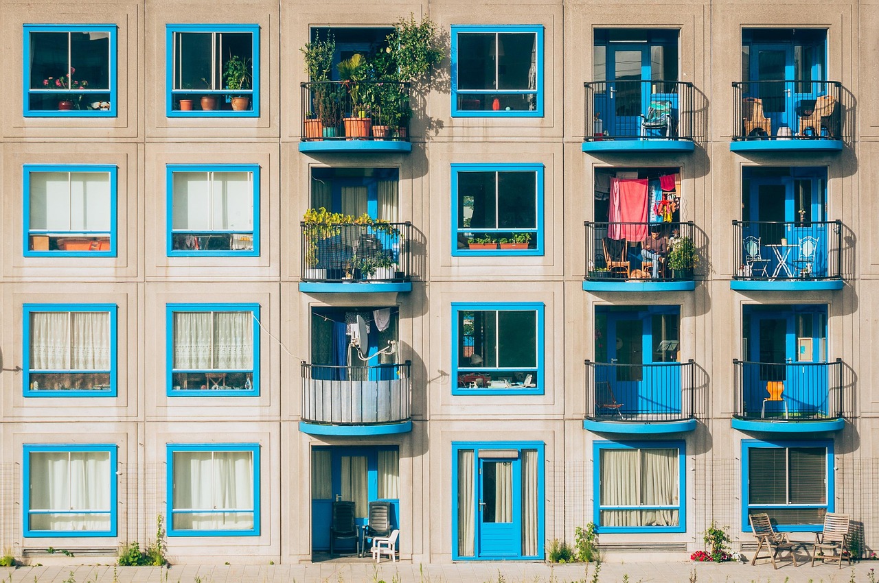 Vrolijke kleuren op hedendaags bohemian balkon. Vrolijke kleuren op hedendaags bohemian balkon.