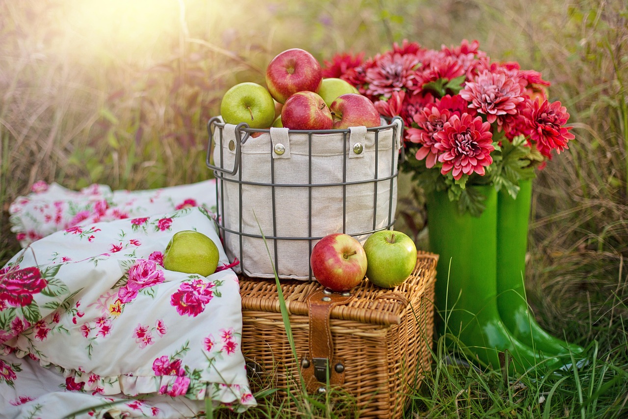 Bloeiende bloemen rondom gezellige picknickplek.