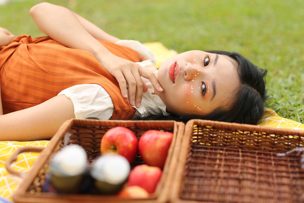 Sfeervol gedekte picknicktafel in groene achtertuin.